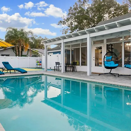 Private Oasis Pool Putting Green & Court